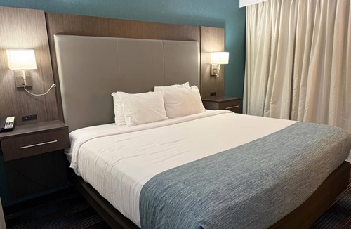 Kansas City Hotel | Cozy 1-bedroom hotel in welcoming Kansas City with AC and fitness room -NK1