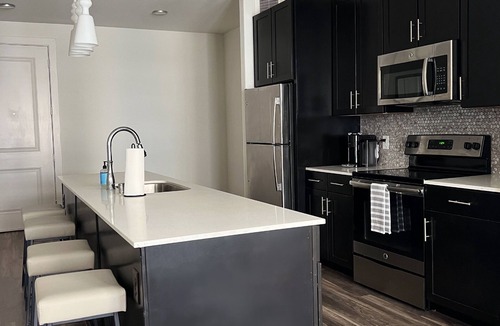 Mid-Wilshire Apartment | Cozy 1-bedroom in Miracle Mile w/tons of amenities!