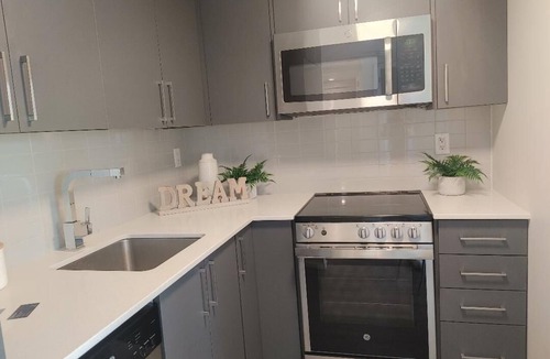 Clanton Park Condo | Cozy 1-bedroom plus den condo near Yorkdale mall with fitness room in Toronto