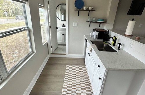 Highland Oaks Apartment | Cozy 1-bedroom studio in gorgeous St. Petersburg with AC