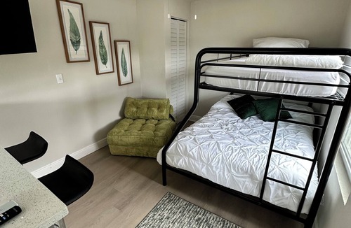 Highland Oaks Apartment | Cozy 1-bedroom studio in gorgeous St. Petersburg with AC