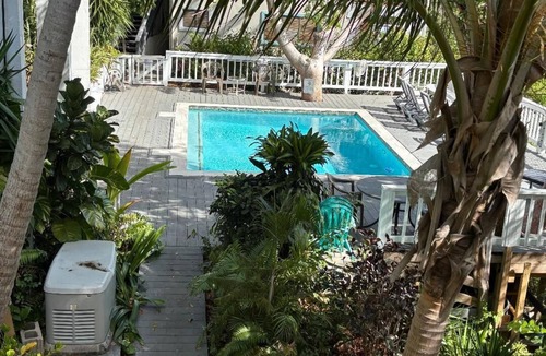 Estate Smith Bay Apartment | Cozy 1-bedroom studio in the heart of Red Hook, St Thomas. AC and solar power.