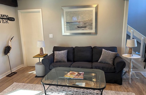 Prospect House | Cozy 1-bedroom townhome in lovely Prospect with outstanding river view