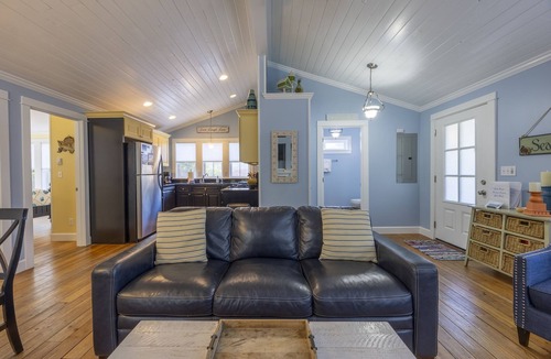 Lincoln Beach Cottage | Cozy 1 Level 2 BR Cottage | Hot Tub | King Bed!