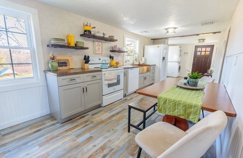 Rossville House | Cozy 1970s Inspired 3 Bedroom Getaway with AC, WiFi, and Outdoor Fire Ring.
