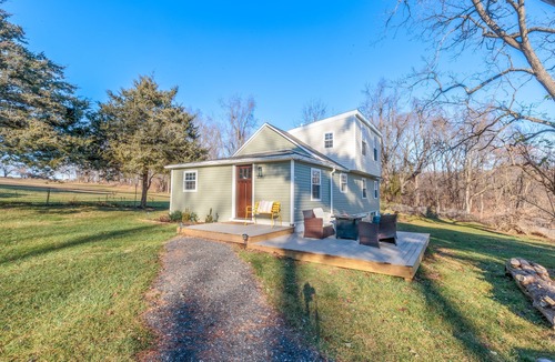 Rossville House | Cozy 1970s Inspired 3 Bedroom Getaway with AC, WiFi, and Outdoor Fire Ring.