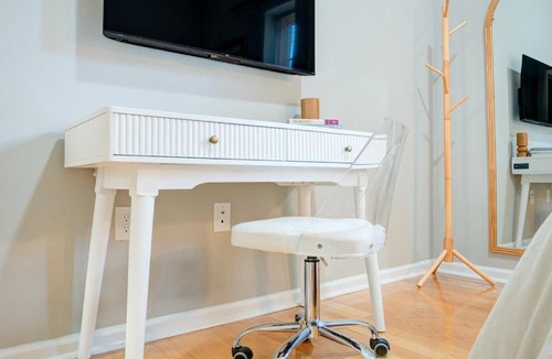 Rittenhouse Row Apartment | Cozy 1BD With Balcony