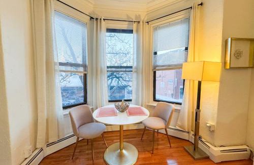 Emerson Gardens Apartment | Cozy 1Bed, 1Bath in Brookline, MBTA
