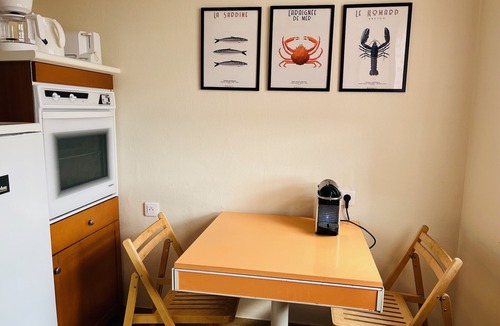 Les Sables d'Olonne Apartment | Cozy 1BR Apartment in Les Sables - Seafront, near beach & shops, balcony, pet friendly