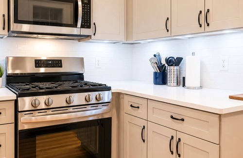 Corn Hill Apartment | Cozy 1BR with equipped kitchen, dining table, TV, Wi-Fi, near High Falls.