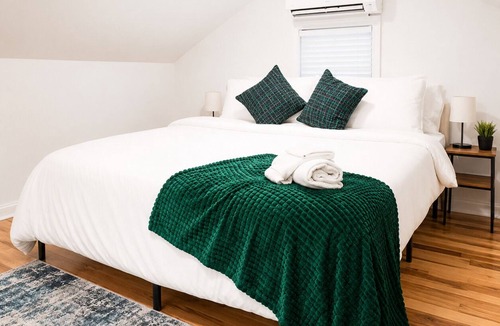 Corn Hill Apartment | Cozy 1BR with equipped kitchen, dining table, TV, Wi-Fi, near High Falls.