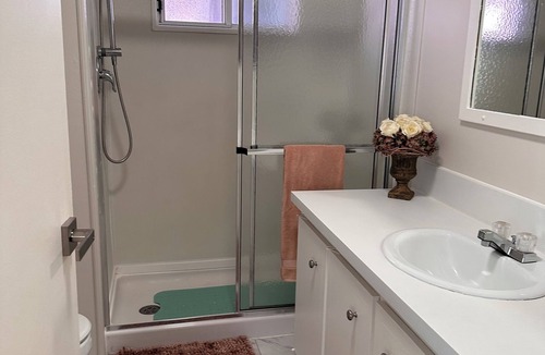 Venice House | Cozy 2-bdr mobile home Venice screened lanai Renters need approval by Bay Indies