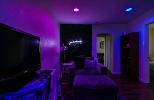 South Tacoma Apartment | COZY 2 BDRM APT - Easy Access FREE PARKING - AC UNIT
