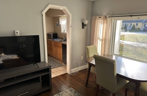 Buzzards Bay House | Cozy 2 bdrm sleeps 5. Walk to Electric Av Beach, Main St, Canal, Mass Maritime.