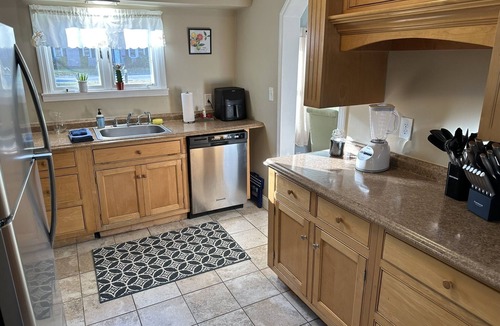 Buzzards Bay House | Cozy 2 bdrm sleeps 5. Walk to Electric Av Beach, Main St, Canal, Mass Maritime.