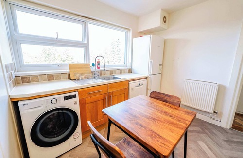 Cyncoed Apartment | Cozy 2-Bed, 1-Bath with Free Parking, Close to Roath Park