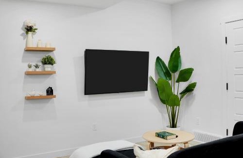Southwest Calgary Apartment | Cozy 2 bed Basement in SW Calgary Close to Banff, Spruce Meadows