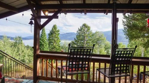 Irwin House | Cozy 2-bed cabin looking over Palisades Lake