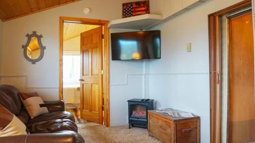 Irwin House | Cozy 2-bed cabin looking over Palisades Lake