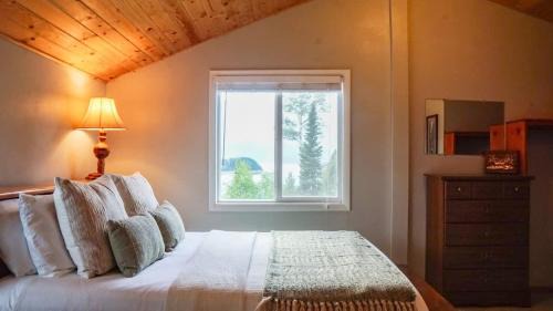 Irwin House | Cozy 2-bed cabin looking over Palisades Lake
