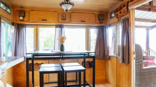 Irwin House | Cozy 2-bed cabin looking over Palisades Lake