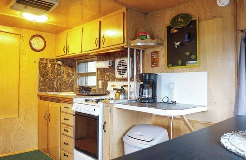 Irwin Cabin | Cozy 2-bed cabin looking over Palisades Lake!