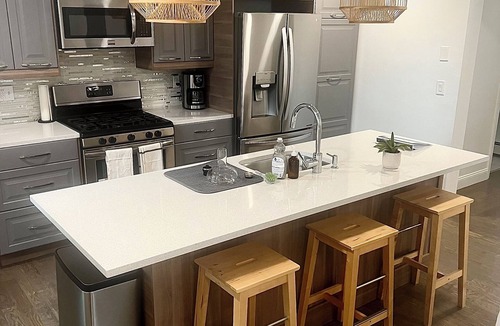 Jones Hill Condo | Cozy 2 Bed Condo with 2 Parking Spots and Washer-Dryer