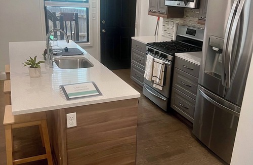 Jones Hill Condo | Cozy 2 Bed Condo with 2 Parking Spots and Washer-Dryer