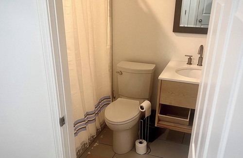 Jones Hill Condo | Cozy 2 Bed Condo with 2 Parking Spots and Washer-Dryer