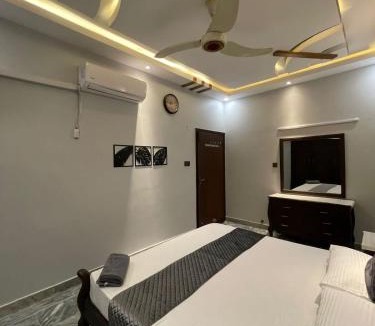 Gulshan-e-Iqbal Apartment | Cozy 2-Bed Portion at Gulshan Iqbal blk 7