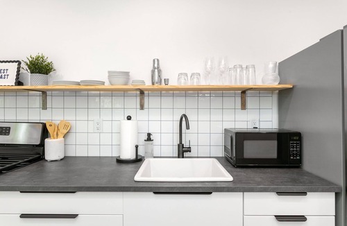 Three Oaks House | Cozy 2 bed - Steps to Journeyman - Pets OK - Fast Wi-Fi