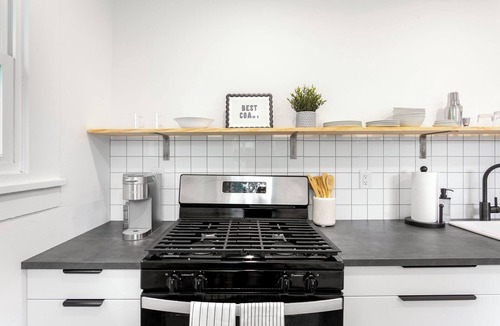 Three Oaks House | Cozy 2 bed - Steps to Journeyman - Pets OK - Fast Wi-Fi