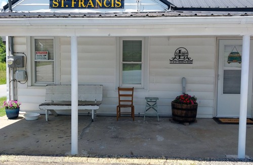 Saint Francis House | Cozy 2 bedroom 1,700 square ft home. Sleeps 4. Directly on the KY Bourbon Trail