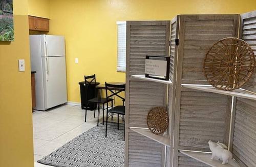 Pleasant Street Apartment | Cozy 2 Bedroom 1 Bathroom Downtown Bungalow