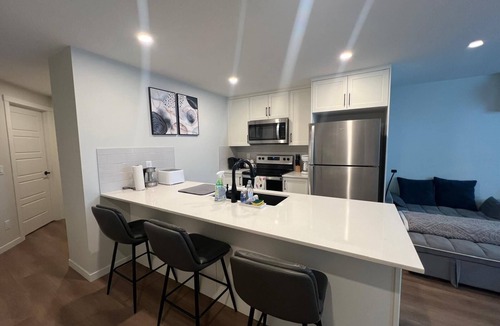 Calgary House | COZY 2-BEDROOM, 1 BATH SUITE WITH AC CLOSE TO CALGARY AIRPORT (YYC) - SLEEPS 6