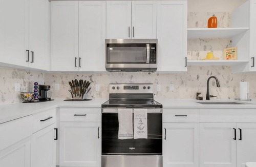 Winter Garden Apartment | Cozy 2 Bedroom Apartment in Winter Garden with fast wifi, pool & fitness room
