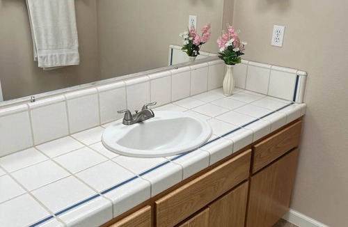 Raisin Apartment | Cozy 2-bedroom apartment in welcoming Fresno with AC, WiFi, next to Fresno State