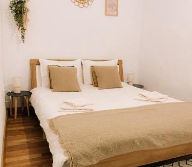 Caransebes Apartment | Cozy 2-Bedroom Boho-Themed Home