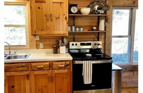 Newcomerstown Cabin | Cozy 2 Bedroom Cabin with Hot Tub