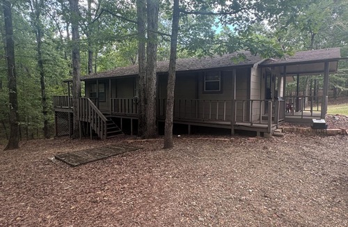 Murfreesboro Cabin | Cozy 2-bedroom cabin with WiFi, AC in charming Murfreesboro on Lake Greeson.