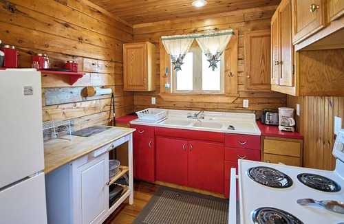 Statts Mills Cabin | Cozy 2-bedroom cabin in charming Statts Mills with AC
