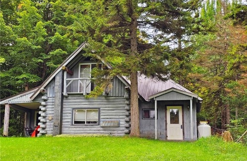 South Rutland Cabin | Cozy 2-bedroom cabin in beautiful Montague, directly on the trails