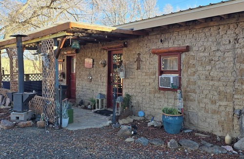 San Fidel Cabin | Cozy 2-bedroom cabin on a working mini farm in San Fidel with AC on old route 66