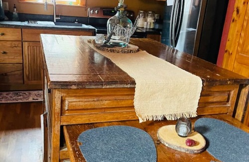 Newport Cabin | Cozy 2-bedroom cabin with hottub in welcoming Newport with AC, WiFi