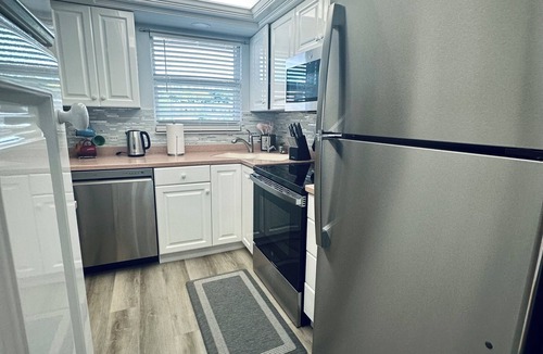 Central Naples Condo | Cozy 2-bedroom condo with AC, WiFi in fantastic Naples