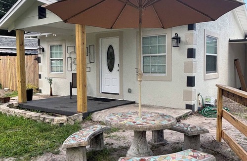 Tampa Hotel | Cozy 2-bedroom house in peaceful Tampa with AC