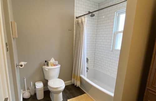 Detroit - Shoreway Apartment | Cozy 2 bedroom in Gordon Square