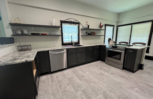 Great Falls House | Cozy 2-bedroom Mid Century Modern house in Great Falls