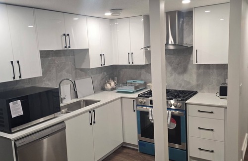Chestermere Apartment | Cozy 2-Bedroom Suite: 5 Minutes Walk To Chestermere Lake
