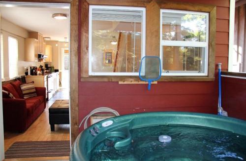 Ucluelet House | Cozy 2 Bedroom Waterfront Cottage With Hot Tub!